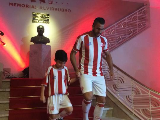 Novo memorial alvirrubro recorda conquistas histricas do clube e novos uniformes utilizados pelos 115 anos timbu; novos uniformes trouxeram as tradicionais cores alvirrubras