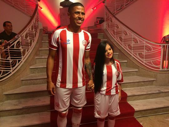 Novo memorial alvirrubro recorda conquistas histricas do clube e novos uniformes utilizados pelos 115 anos timbu; novos uniformes trouxeram as tradicionais cores alvirrubras