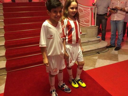 Novo memorial alvirrubro recorda conquistas histricas do clube e novos uniformes utilizados pelos 115 anos timbu; novos uniformes trouxeram as tradicionais cores alvirrubras