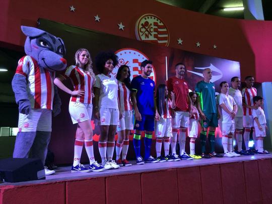 Novo memorial alvirrubro recorda conquistas histricas do clube e novos uniformes utilizados pelos 115 anos timbu; novos uniformes trouxeram as tradicionais cores alvirrubras