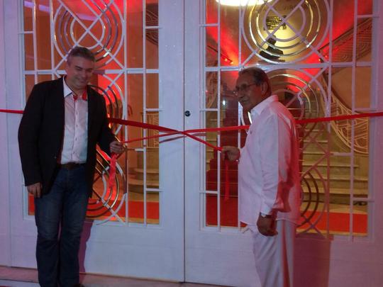 Espao na sede do clube traz um memorial relembrando os 115 anos de histria do Nutico, com antigas camisas e relquias alvirrubras; enquanto novos uniformes mantiveram a tradio das camisas timbus