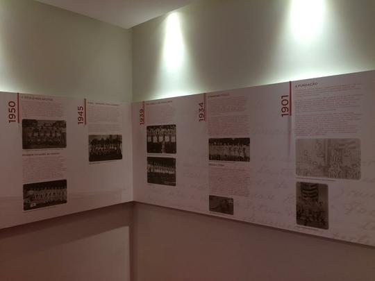 Espao na sede do clube traz um memorial relembrando os 115 anos de histria do Nutico, com antigas camisas e relquias alvirrubras; enquanto novos uniformes mantiveram a tradio das camisas timbus