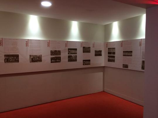 Espao na sede do clube traz um memorial relembrando os 115 anos de histria do Nutico, com antigas camisas e relquias alvirrubras; enquanto novos uniformes mantiveram a tradio das camisas timbus