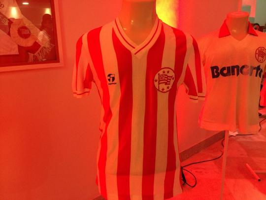 Espao na sede do clube traz um memorial relembrando os 115 anos de histria do Nutico, com antigas camisas e relquias alvirrubras; enquanto novos uniformes mantiveram a tradio das camisas timbus