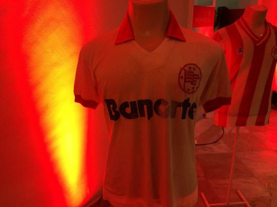 Espao na sede do clube traz um memorial relembrando os 115 anos de histria do Nutico, com antigas camisas e relquias alvirrubras; enquanto novos uniformes mantiveram a tradio das camisas timbus