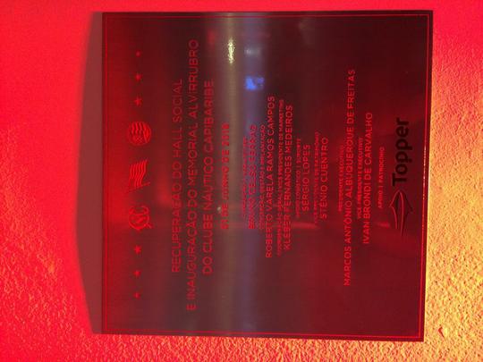 Espao na sede do clube traz um memorial relembrando os 115 anos de histria do Nutico, com antigas camisas e relquias alvirrubras; enquanto novos uniformes mantiveram a tradio das camisas timbus