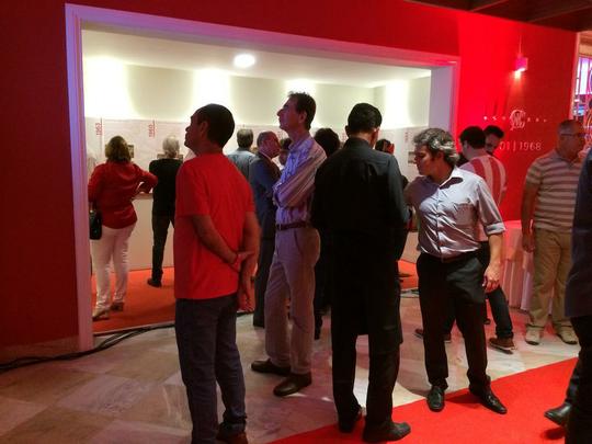 Espao na sede do clube traz um memorial relembrando os 115 anos de histria do Nutico, com antigas camisas e relquias alvirrubras; enquanto novos uniformes mantiveram a tradio das camisas timbus