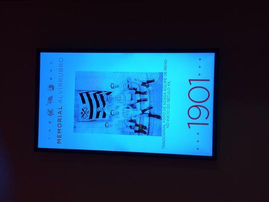 Espao na sede do clube traz um memorial relembrando os 115 anos de histria do Nutico, com antigas camisas e relquias alvirrubras; enquanto novos uniformes mantiveram a tradio das camisas timbus