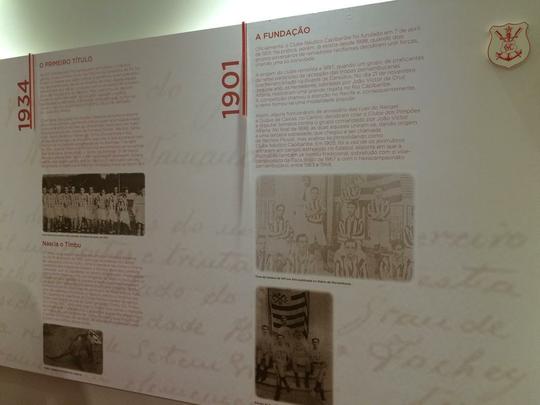 Espao na sede do clube traz um memorial relembrando os 115 anos de histria do Nutico, com antigas camisas e relquias alvirrubras; enquanto novos uniformes mantiveram a tradio das camisas timbus