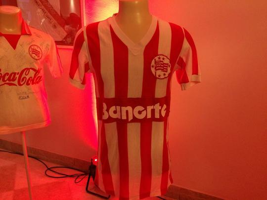 Espao na sede do clube traz um memorial relembrando os 115 anos de histria do Nutico, com antigas camisas e relquias alvirrubras; enquanto novos uniformes mantiveram a tradio das camisas timbus