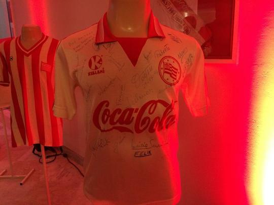 Espao na sede do clube traz um memorial relembrando os 115 anos de histria do Nutico, com antigas camisas e relquias alvirrubras; enquanto novos uniformes mantiveram a tradio das camisas timbus