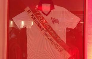 Espao na sede do clube traz um memorial relembrando os 115 anos de histria do Nutico, com antigas camisas e relquias alvirrubras; enquanto novos uniformes mantiveram a tradio das camisas timbus