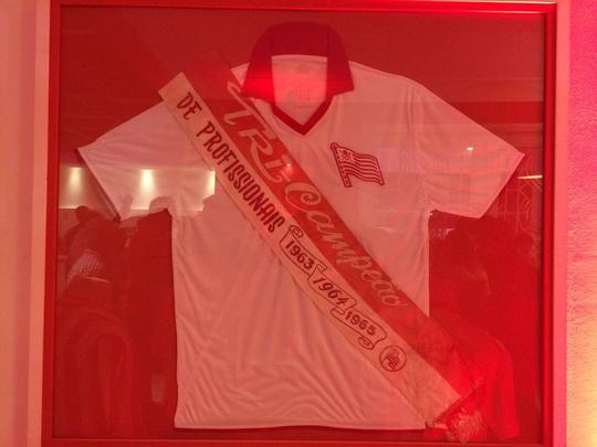 Espao na sede do clube traz um memorial relembrando os 115 anos de histria do Nutico, com antigas camisas e relquias alvirrubras; enquanto novos uniformes mantiveram a tradio das camisas timbus