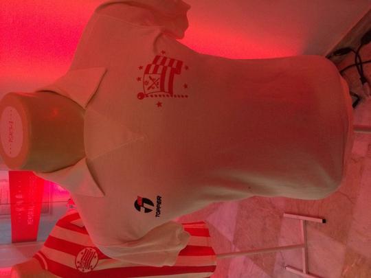 Espao na sede do clube traz um memorial relembrando os 115 anos de histria do Nutico, com antigas camisas e relquias alvirrubras; enquanto novos uniformes mantiveram a tradio das camisas timbus