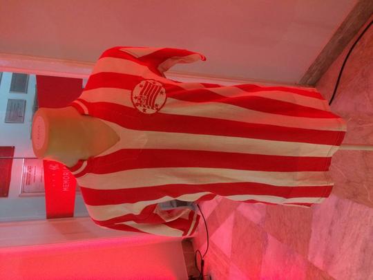 Espao na sede do clube traz um memorial relembrando os 115 anos de histria do Nutico, com antigas camisas e relquias alvirrubras; enquanto novos uniformes mantiveram a tradio das camisas timbus