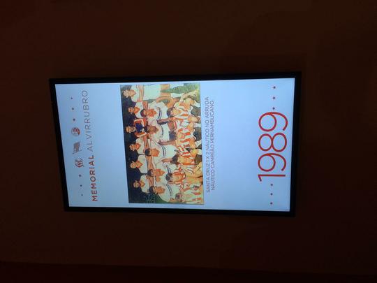 Espao na sede do clube traz um memorial relembrando os 115 anos de histria do Nutico, com antigas camisas e relquias alvirrubras; enquanto novos uniformes mantiveram a tradio das camisas timbus