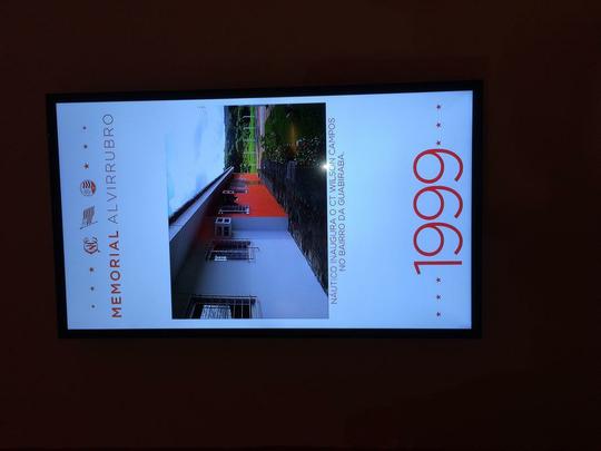 Espao na sede do clube traz um memorial relembrando os 115 anos de histria do Nutico, com antigas camisas e relquias alvirrubras; enquanto novos uniformes mantiveram a tradio das camisas timbus