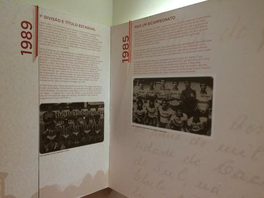 Espao na sede do clube traz um memorial relembrando os 115 anos de histria do Nutico, com antigas camisas e relquias alvirrubras; enquanto novos uniformes mantiveram a tradio das camisas timbus