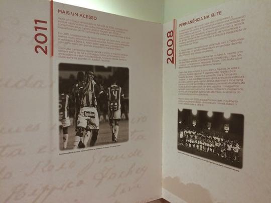 Espao na sede do clube traz um memorial relembrando os 115 anos de histria do Nutico, com antigas camisas e relquias alvirrubras; enquanto novos uniformes mantiveram a tradio das camisas timbus