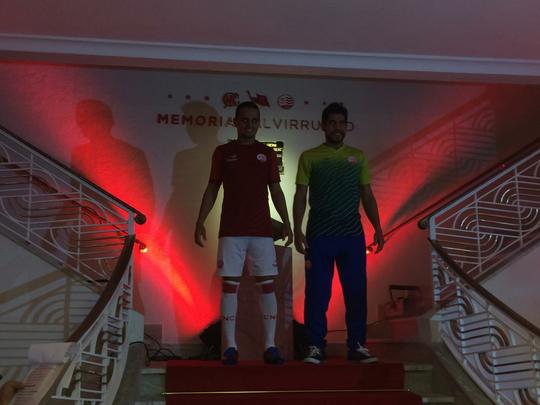 Espao na sede do clube traz um memorial relembrando os 115 anos de histria do Nutico, com antigas camisas e relquias alvirrubras; enquanto novos uniformes mantiveram a tradio das camisas timbus