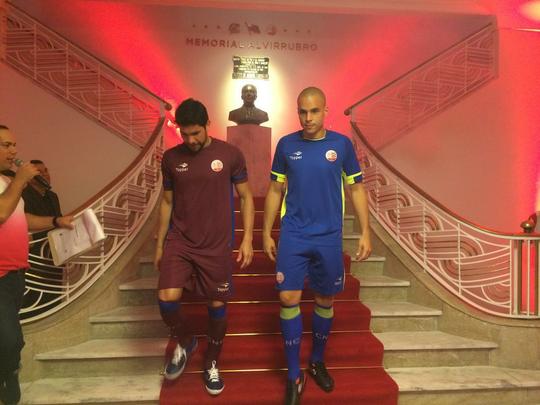 Espao na sede do clube traz um memorial relembrando os 115 anos de histria do Nutico, com antigas camisas e relquias alvirrubras; enquanto novos uniformes mantiveram a tradio das camisas timbus