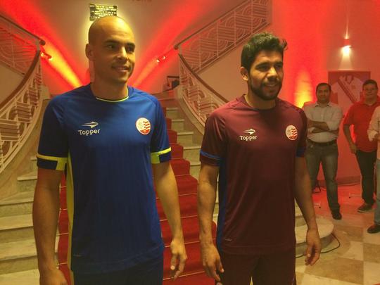 Espao na sede do clube traz um memorial relembrando os 115 anos de histria do Nutico, com antigas camisas e relquias alvirrubras; enquanto novos uniformes mantiveram a tradio das camisas timbus