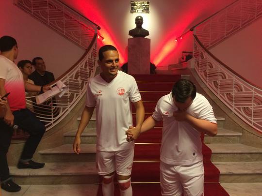 Espao na sede do clube traz um memorial relembrando os 115 anos de histria do Nutico, com antigas camisas e relquias alvirrubras; enquanto novos uniformes mantiveram a tradio das camisas timbus