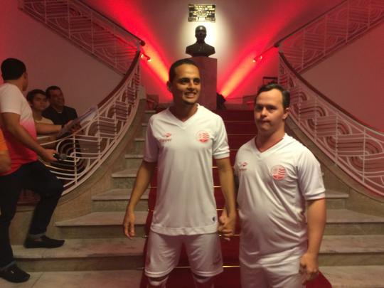 Espao na sede do clube traz um memorial relembrando os 115 anos de histria do Nutico, com antigas camisas e relquias alvirrubras; enquanto novos uniformes mantiveram a tradio das camisas timbus