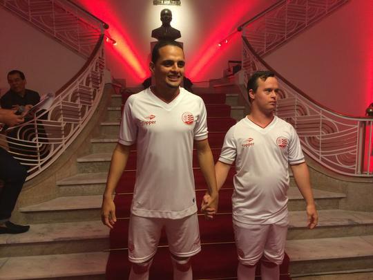 Espao na sede do clube traz um memorial relembrando os 115 anos de histria do Nutico, com antigas camisas e relquias alvirrubras; enquanto novos uniformes mantiveram a tradio das camisas timbus