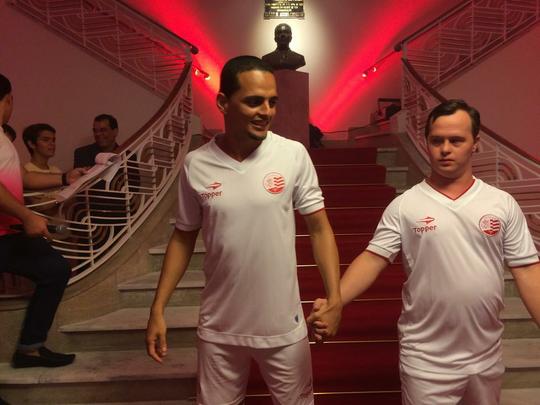 Espao na sede do clube traz um memorial relembrando os 115 anos de histria do Nutico, com antigas camisas e relquias alvirrubras; enquanto novos uniformes mantiveram a tradio das camisas timbus