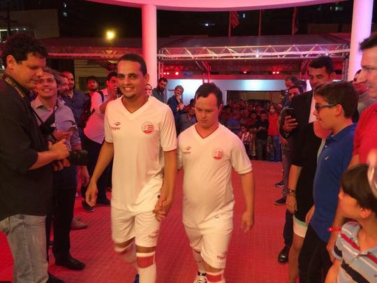 Espao na sede do clube traz um memorial relembrando os 115 anos de histria do Nutico, com antigas camisas e relquias alvirrubras; enquanto novos uniformes mantiveram a tradio das camisas timbus