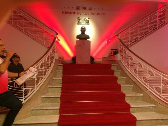 Espao na sede do clube traz um memorial relembrando os 115 anos de histria do Nutico, com antigas camisas e relquias alvirrubras; enquanto novos uniformes mantiveram a tradio das camisas timbus