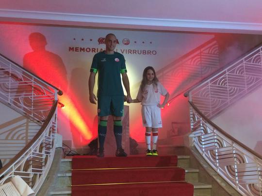 Espao na sede do clube traz um memorial relembrando os 115 anos de histria do Nutico, com antigas camisas e relquias alvirrubras; enquanto novos uniformes mantiveram a tradio das camisas timbus