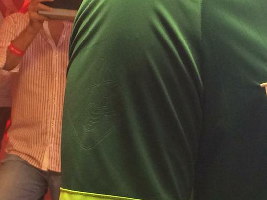 Espao na sede do clube traz um memorial relembrando os 115 anos de histria do Nutico, com antigas camisas e relquias alvirrubras; enquanto novos uniformes mantiveram a tradio das camisas timbus