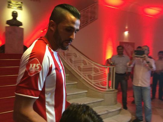 Espao na sede do clube traz um memorial relembrando os 115 anos de histria do Nutico, com antigas camisas e relquias alvirrubras; enquanto novos uniformes mantiveram a tradio das camisas timbus