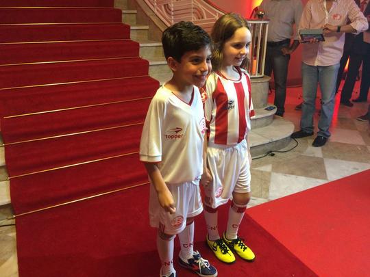 Espao na sede do clube traz um memorial relembrando os 115 anos de histria do Nutico, com antigas camisas e relquias alvirrubras; enquanto novos uniformes mantiveram a tradio das camisas timbus