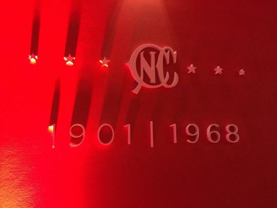 Espao na sede do clube traz um memorial relembrando os 115 anos de histria do Nutico, com antigas camisas e relquias alvirrubras; enquanto novos uniformes mantiveram a tradio das camisas timbus