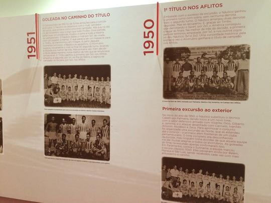 Espao na sede do clube traz um memorial relembrando os 115 anos de histria do Nutico, com antigas camisas e relquias alvirrubras; enquanto novos uniformes mantiveram a tradio das camisas timbus