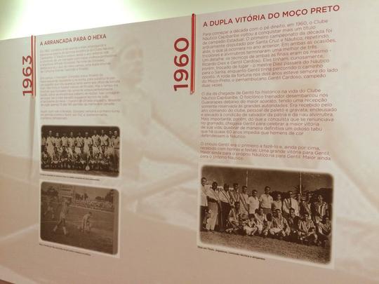 Espao na sede do clube traz um memorial relembrando os 115 anos de histria do Nutico, com antigas camisas e relquias alvirrubras; enquanto novos uniformes mantiveram a tradio das camisas timbus