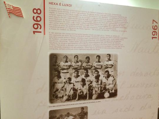 Espao na sede do clube traz um memorial relembrando os 115 anos de histria do Nutico, com antigas camisas e relquias alvirrubras; enquanto novos uniformes mantiveram a tradio das camisas timbus