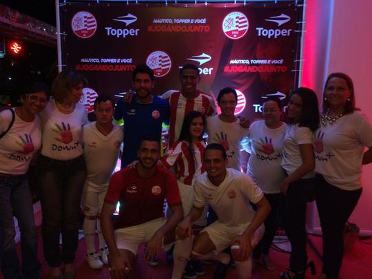 Espao na sede do clube traz um memorial relembrando os 115 anos de histria do Nutico, com antigas camisas e relquias alvirrubras; enquanto novos uniformes mantiveram a tradio das camisas timbus