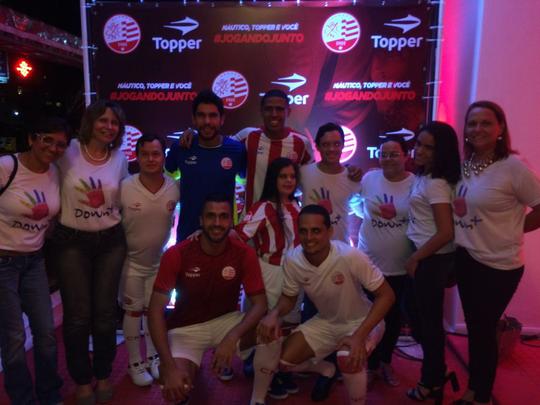 Espao na sede do clube traz um memorial relembrando os 115 anos de histria do Nutico, com antigas camisas e relquias alvirrubras; enquanto novos uniformes mantiveram a tradio das camisas timbus