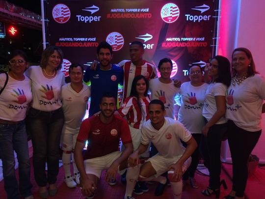 Espao na sede do clube traz um memorial relembrando os 115 anos de histria do Nutico, com antigas camisas e relquias alvirrubras; enquanto novos uniformes mantiveram a tradio das camisas timbus