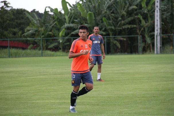 Apenas com reservas, Oswaldo de Oliveira comandou movimentao na centro de treinamento rubro-negro