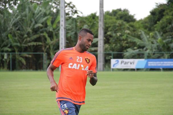 Apenas com reservas, Oswaldo de Oliveira comandou movimentao na centro de treinamento rubro-negro