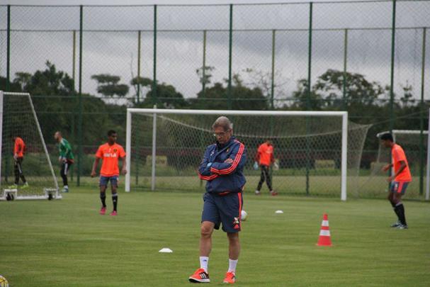 Apenas com reservas, Oswaldo de Oliveira comandou movimentao na centro de treinamento rubro-negro
