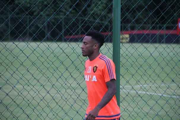 Apenas com reservas, Oswaldo de Oliveira comandou movimentao na centro de treinamento rubro-negro