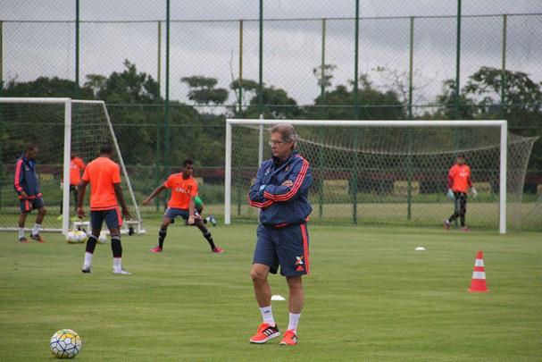 Apenas com reservas, Oswaldo de Oliveira comandou movimentao na centro de treinamento rubro-negro
