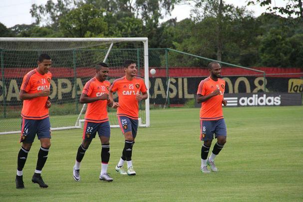 Apenas com reservas, Oswaldo de Oliveira comandou movimentao na centro de treinamento rubro-negro