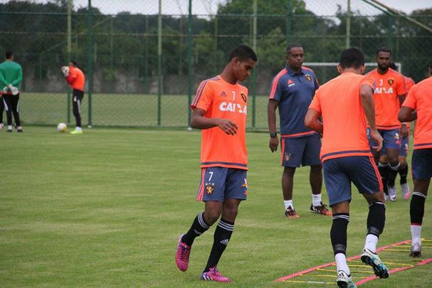 Apenas com reservas, Oswaldo de Oliveira comandou movimentao na centro de treinamento rubro-negro